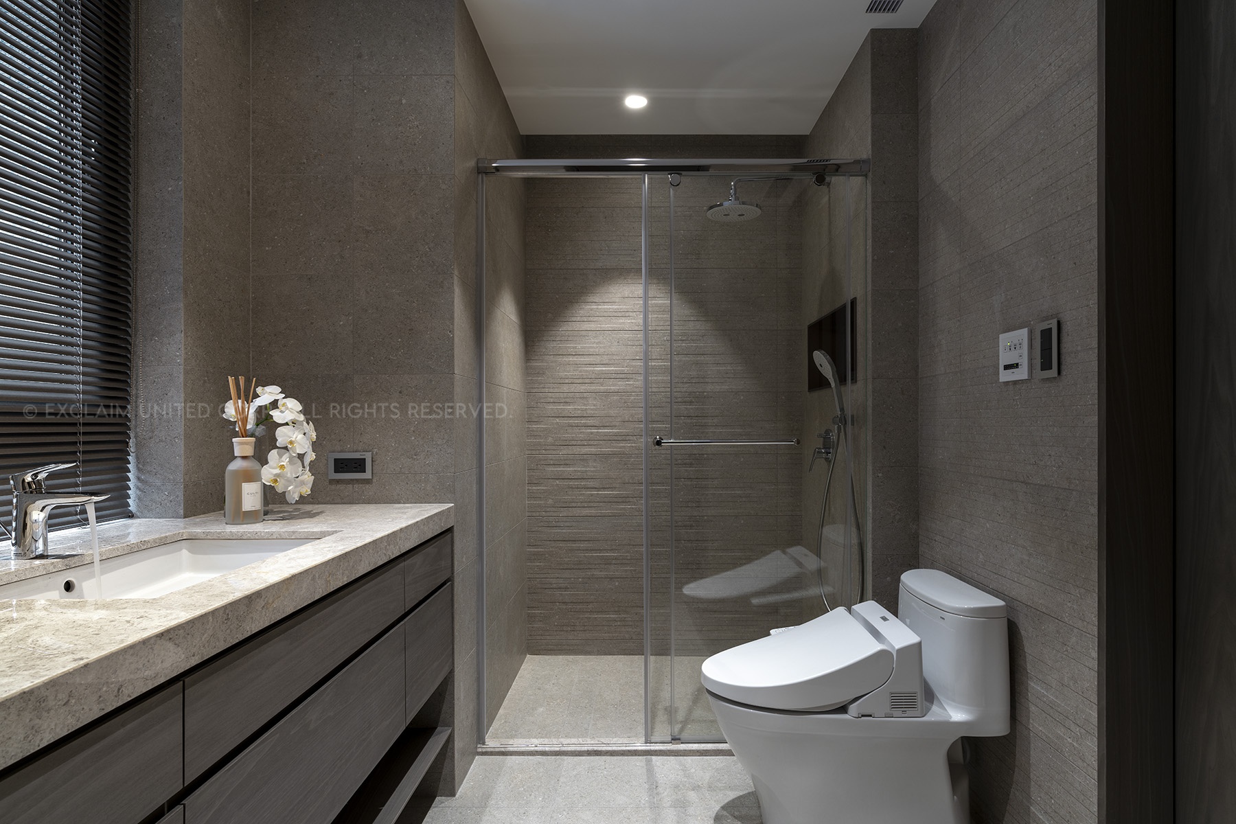 05｜工業風格 &mdash; Industrial
工業風格在豪宅浴室中的呈現，並非原始裸露，而是將水泥、金屬與結構語彙經過比例與材質精修後重新詮釋。粗獷元素在細節收邊、燈光與設備配置的平衡下，轉化為具有秩序感的設計語言。
工業風格適合重視個性與結構美感的居住者，在張力與細膩之間取得平衡，展現不流於表象的奢華態度。