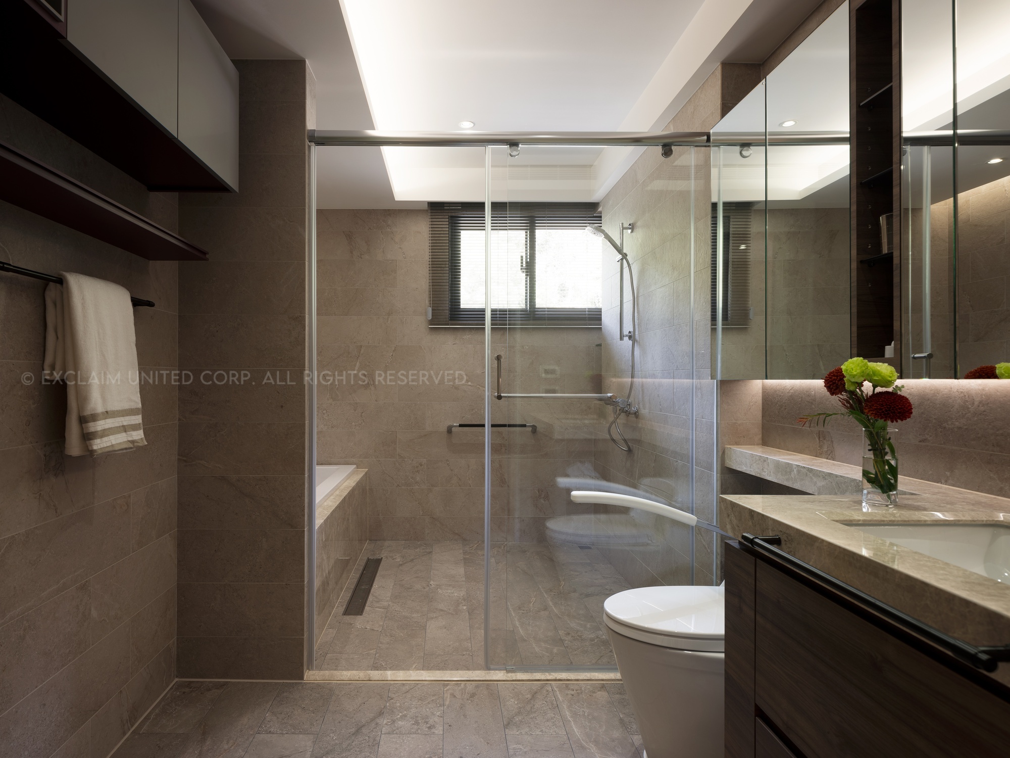 豪宅浴室設計-防滑處理，以及扶手、座椅等輔助設計