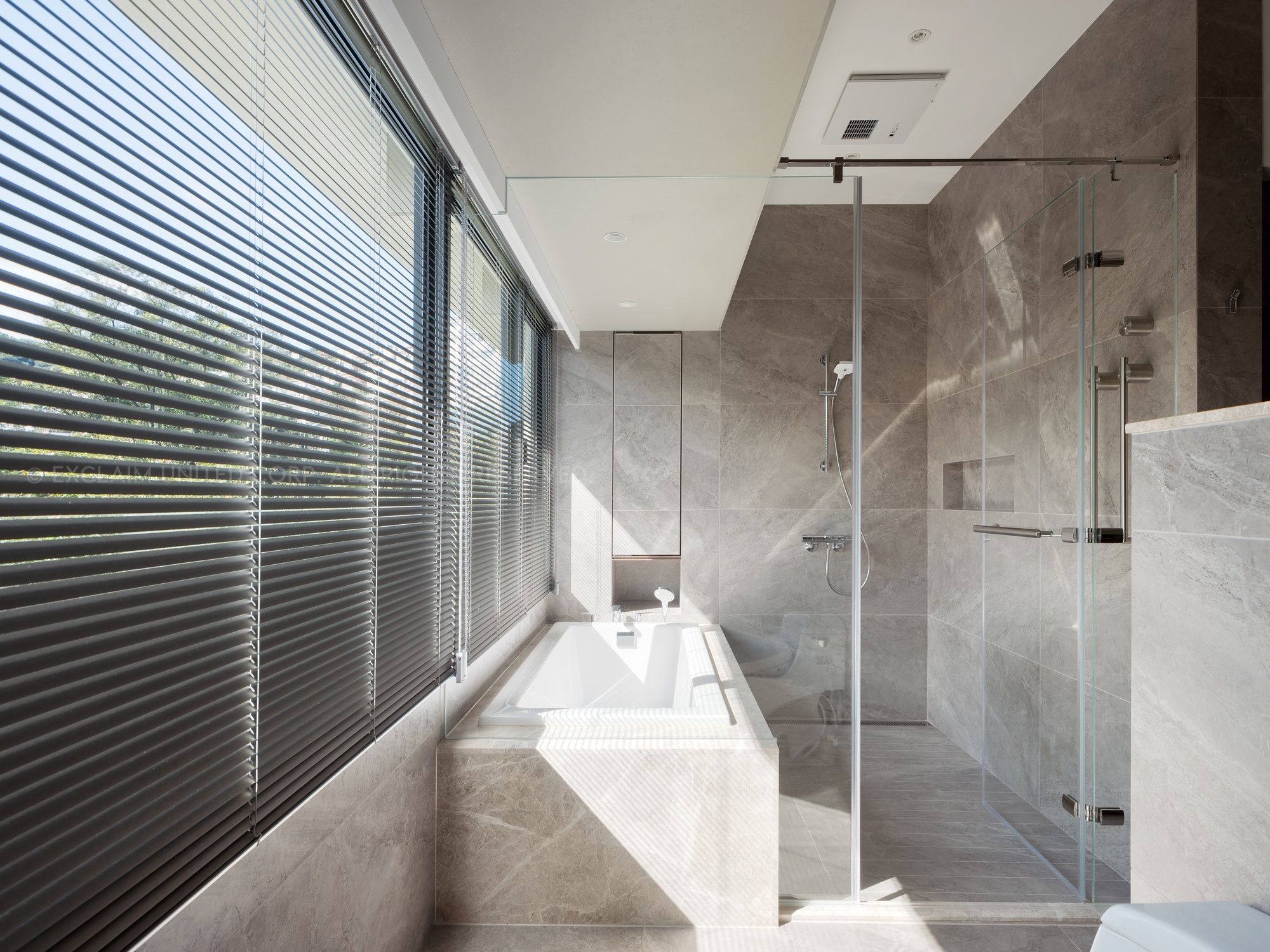 豪宅浴室設計-恆溫水龍頭、智慧衛浴設備、電熱毛巾架、通風與暖風系統