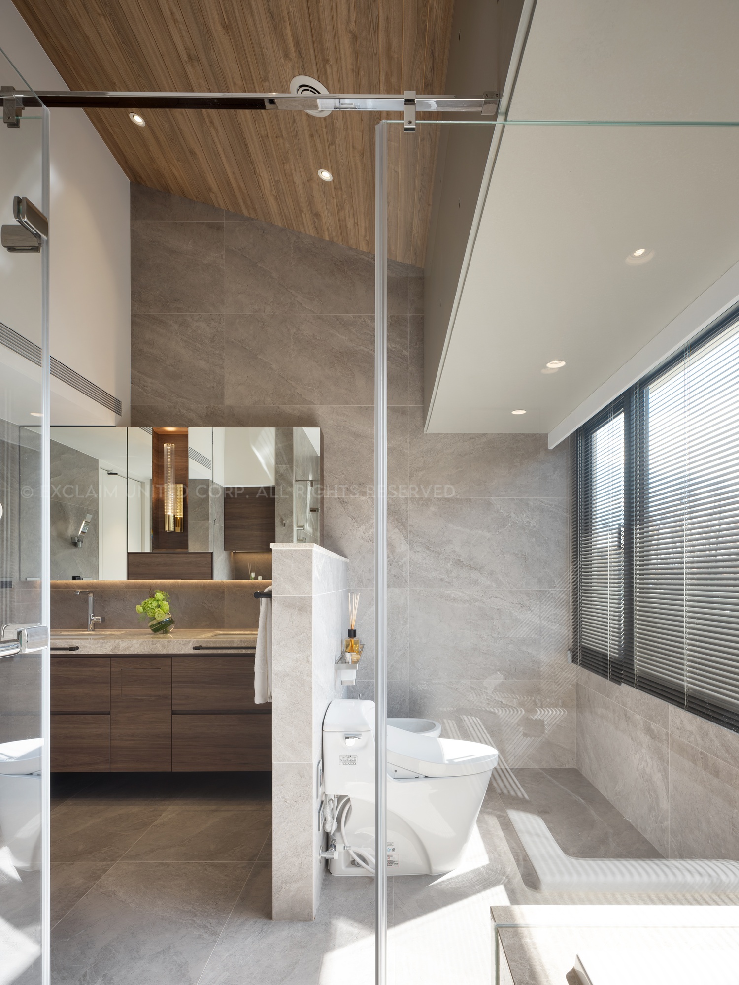 豪宅浴室設計-現代智慧科技-恆溫出水系統、智慧型馬桶、電熱毛巾架、除霧鏡面