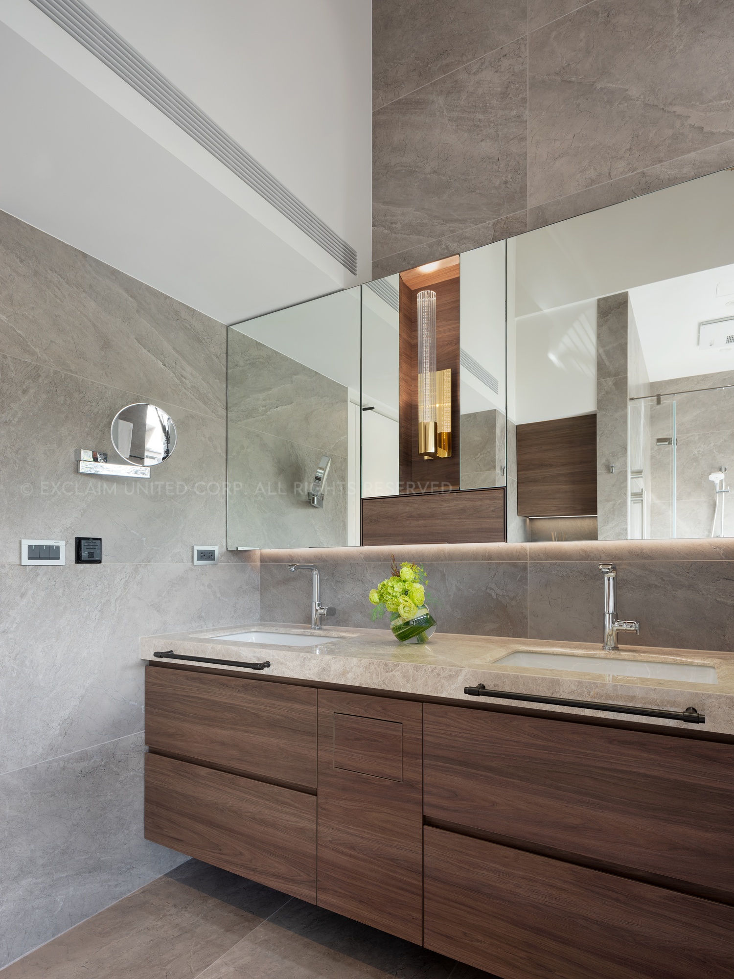 豪宅浴室設計-配旋轉式化妝鏡