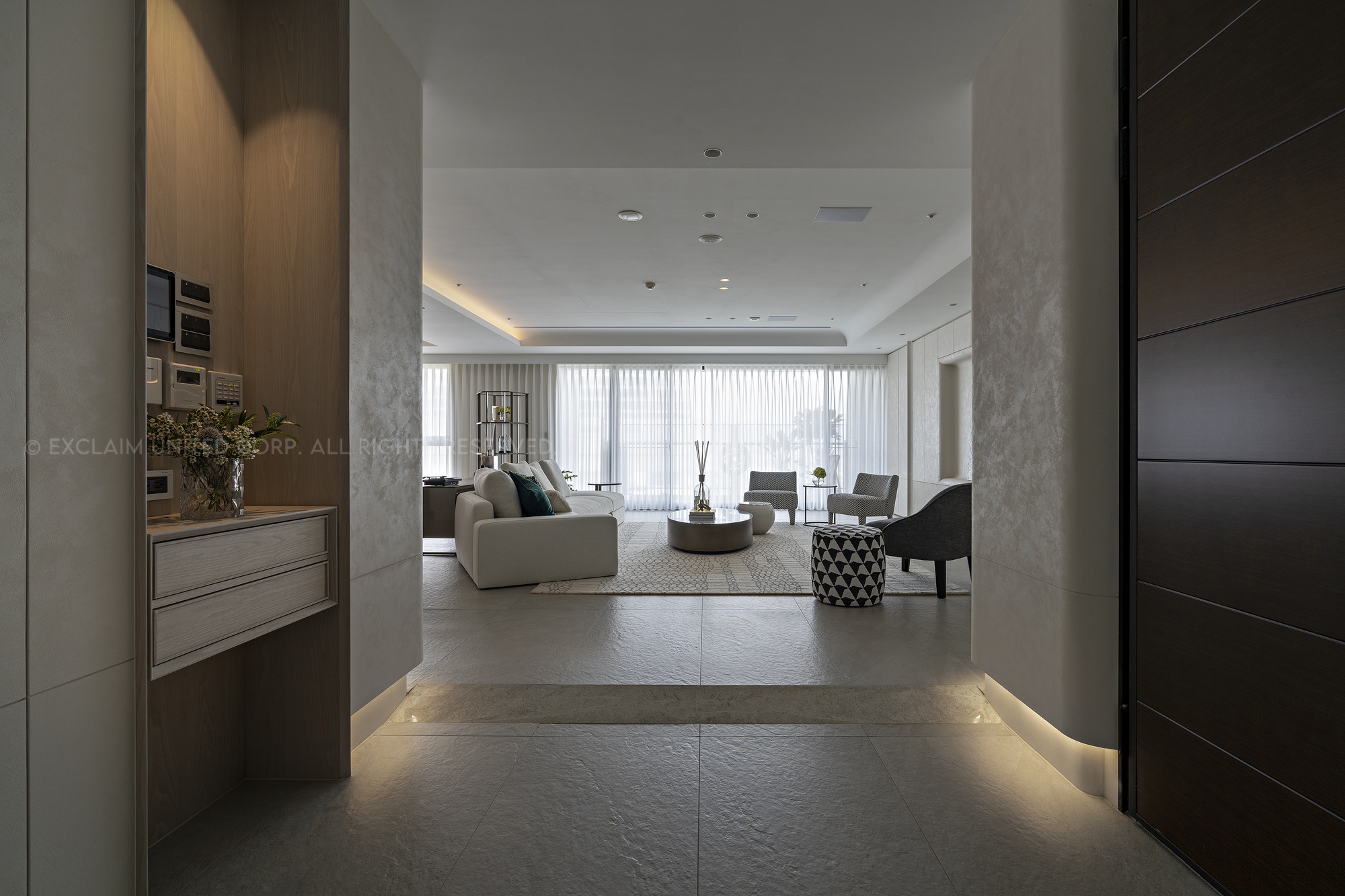 豪宅客廳設計-整合智慧燈控與影音系統，結合比例規劃、材質選擇、家具配置與動線距離，打造隱於無形且便利的智能生活空間