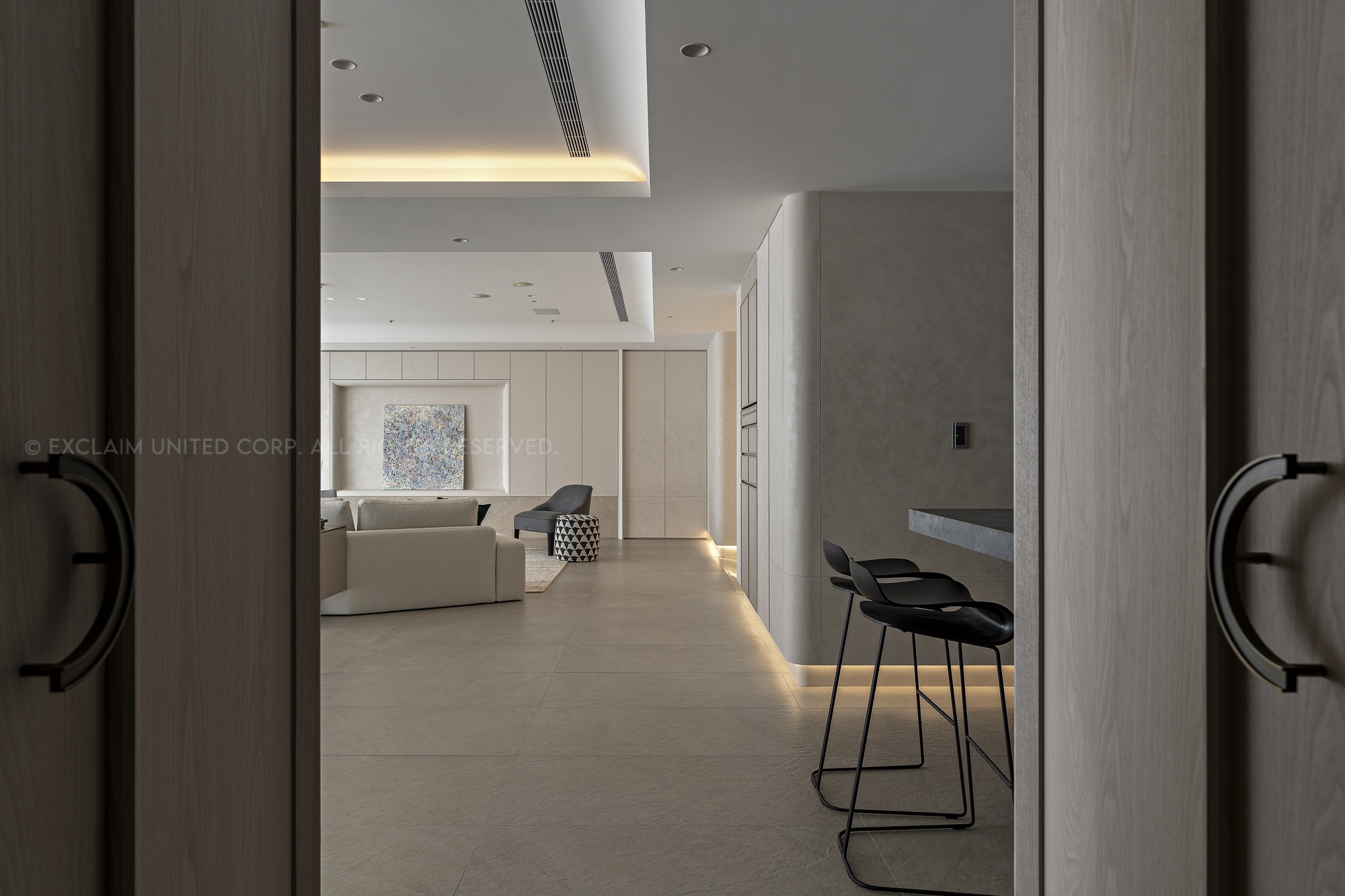 豪宅客廳設計-由臥室窗透視回望，透過主視覺軸線串聯公私領域，展現比例、材質與家具配置的空間展演性