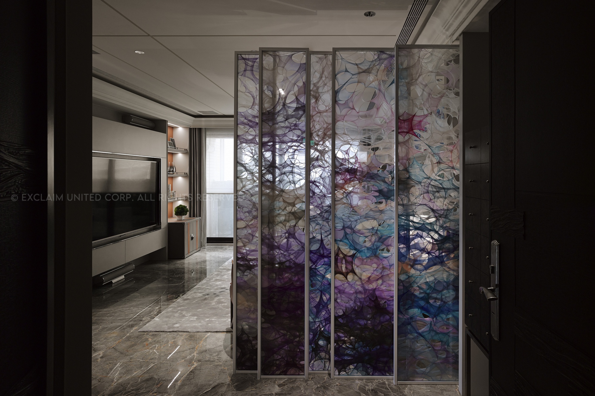 豪宅客廳設計-藝術屏風設計，營造公共與私領域的空間層次