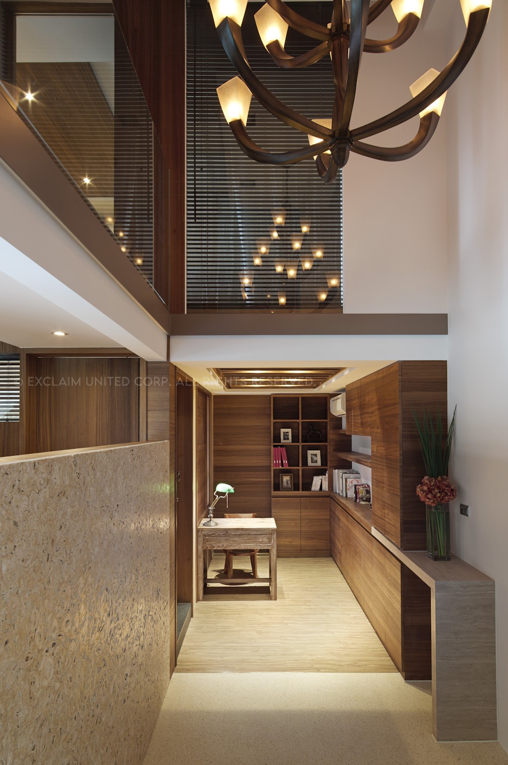 04｜鄉村風 Country
鄉村風豪宅客廳設計元素較多，因此更需要主視覺軸線與收納規劃，避免「有生活感」變成「凌亂感」。
鄉村風格透過自然材質與柔和色調，營造溫潤而富生活感的客廳氛圍。相較於極簡留白，鄉村風更傾向以多樣物件構成空間層次，植栽、木石紋理與生活小物，共同形塑輕鬆寫意的視覺印象。設計關鍵不必在於減少元素，反而是利用各式物件建立清楚的視覺主軸，為空間注入活力又不流於雜亂。
05｜復古風 Vintage
復古風豪宅客廳設計的難點是「舊」與「現代機能」共存，需先確保照明、插座、動線與收納到位，復古才會耐用而不只是造景。
復古風同樣承載歷史感，但不同於新古典的華美結構，而是透過日常家具、物件與色彩層次，營造跨越時代的生活氛圍。自然木質、柔和配色，以及經過使用或刻意作舊的家飾，使空間充滿時間痕跡。然而，復古風的設計關鍵，在於這些舊時代語彙，是否仍能回應現代生活的實際需求，維持視覺和諧與使用機能之間的平衡。